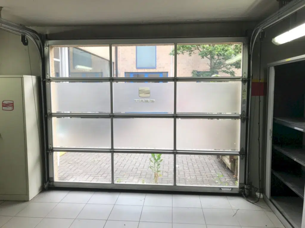 porte de garage vitrée