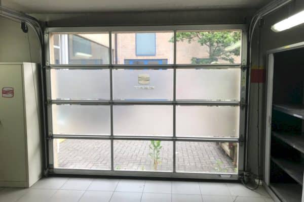 Porte de garage vitrée : les avantages de ce type de portes