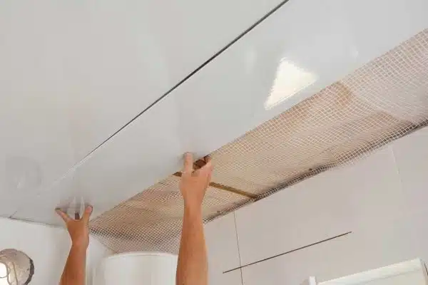 Comment installer la dernière lame de plafond en PVC ?