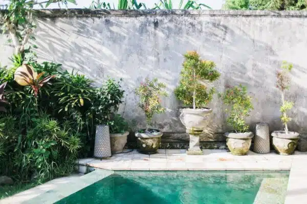Les indispensables critères pour une installation de piscine réussie dans votre jardin