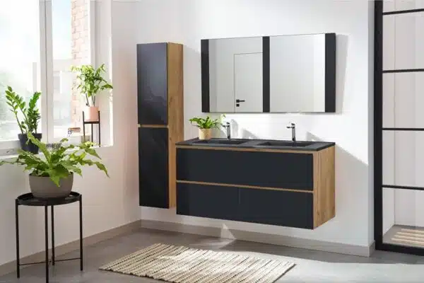 Comment créer une atmosphère chic avec un meuble salle de bain noir et bois ?