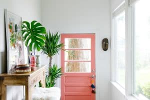 Comment cacher une porte dans un salon ?