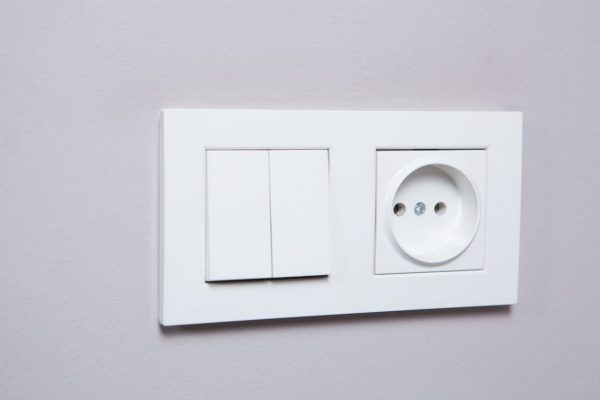 Comment respecter les normes de sécurité en installant une prise électrique et un interrupteur ?