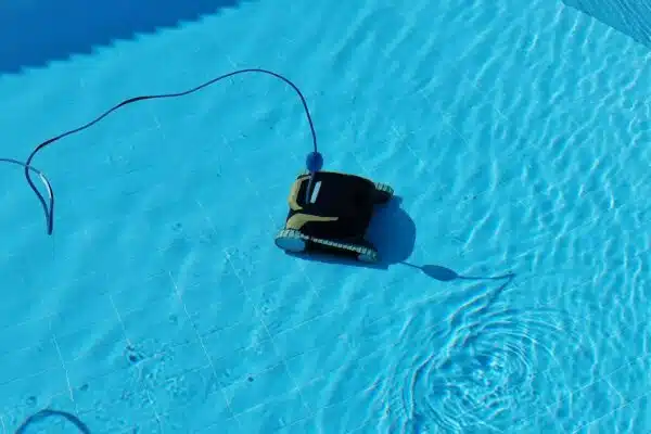 Robot de piscine Dolphin pour un nettoyage systématique, rapide et propre