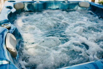 Spa et jacuzzi à domicile : quels accessoires pour vraiment en profiter ?