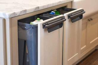 Tri sélectif en cuisine : pourquoi les solutions encastrables s'imposent dans les logements français ?